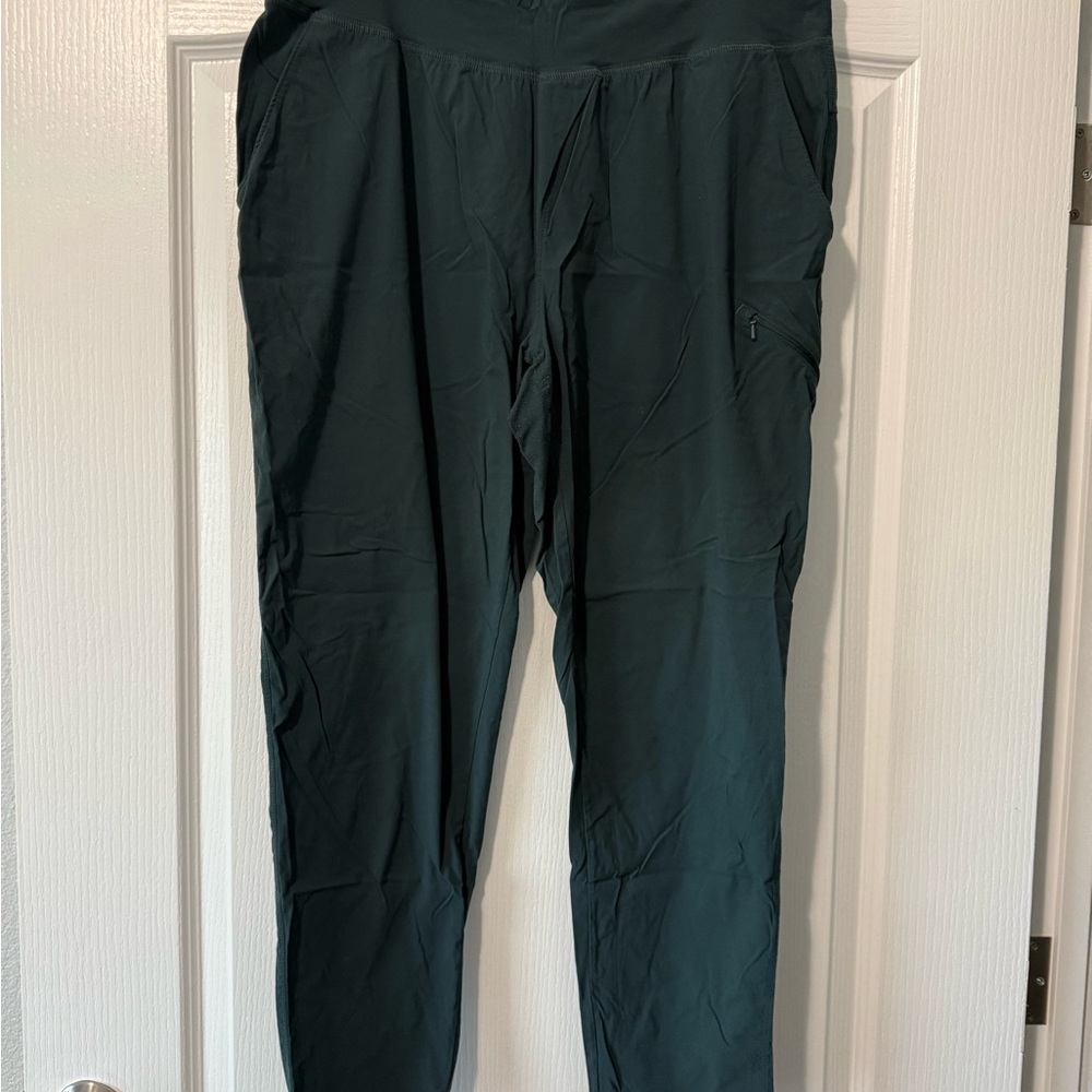 Mountain Hardwear Forest Green Dynama Ankle Pants. XL. 26 inch inseam.